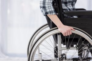 Persona Invalida De Primer Plano En Silla De Ruedas
